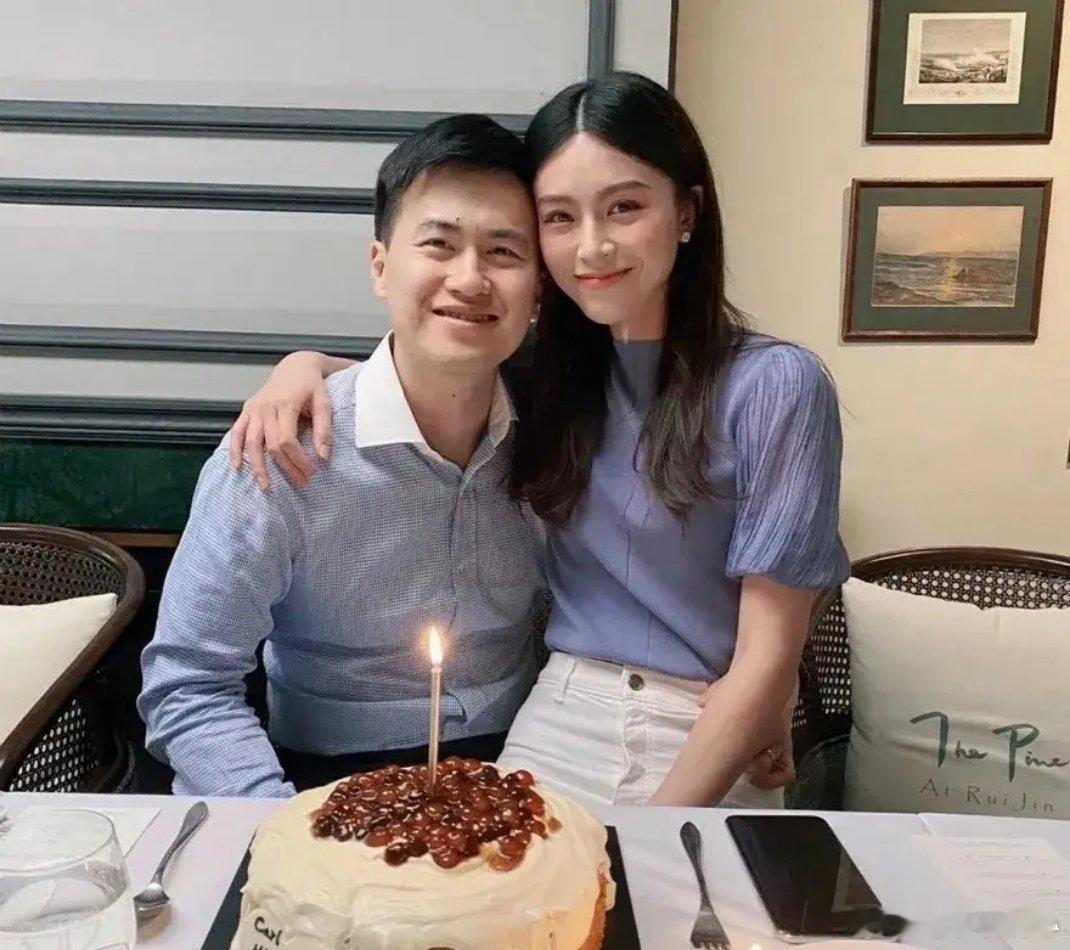 文咏珊的富豪老公超帅！结婚多年把她养得跟小姑娘一样。