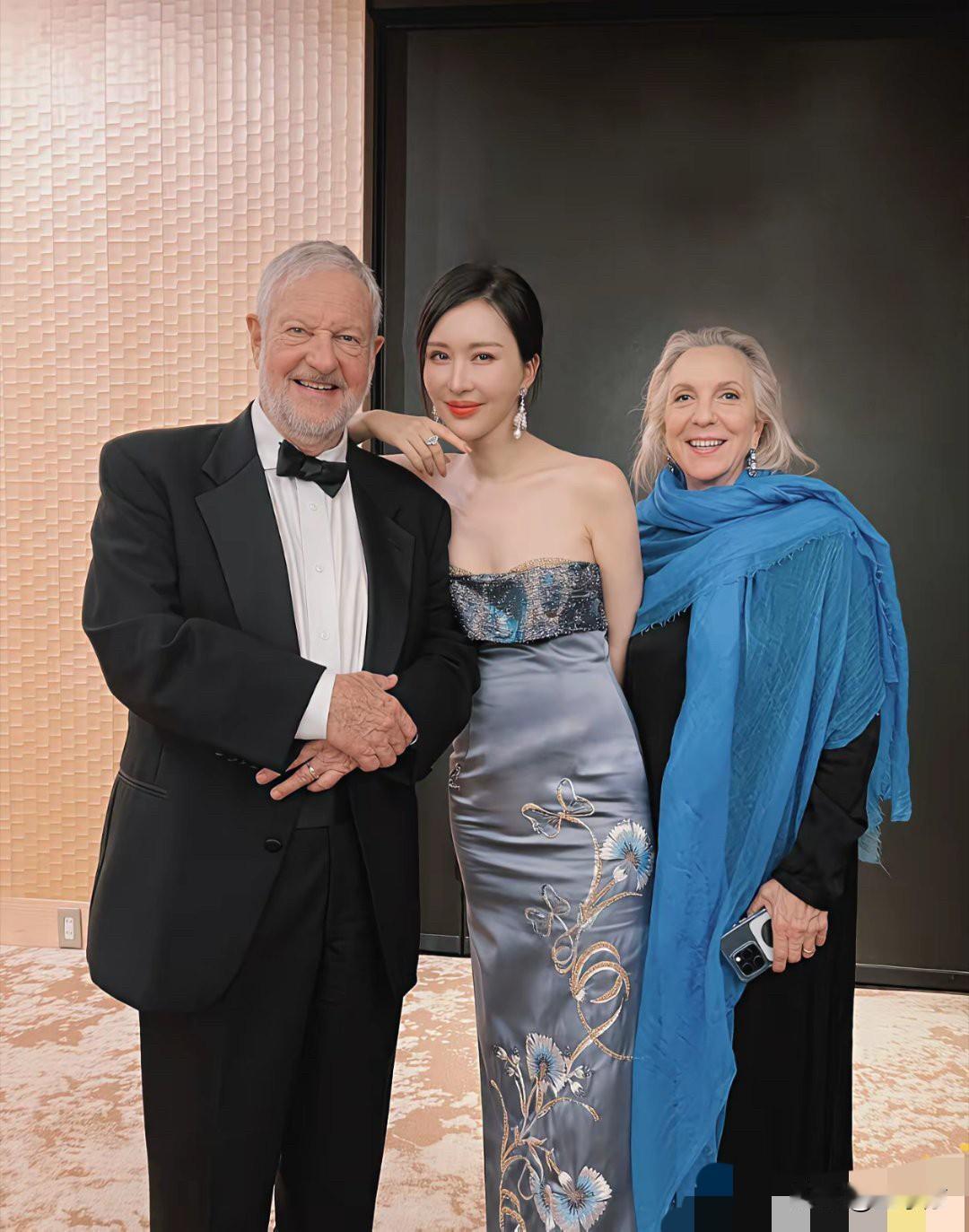 发现没？田朴珺行事都有一个共同点只要跟大佬在一起，那就是贴贴、抱抱、露露！