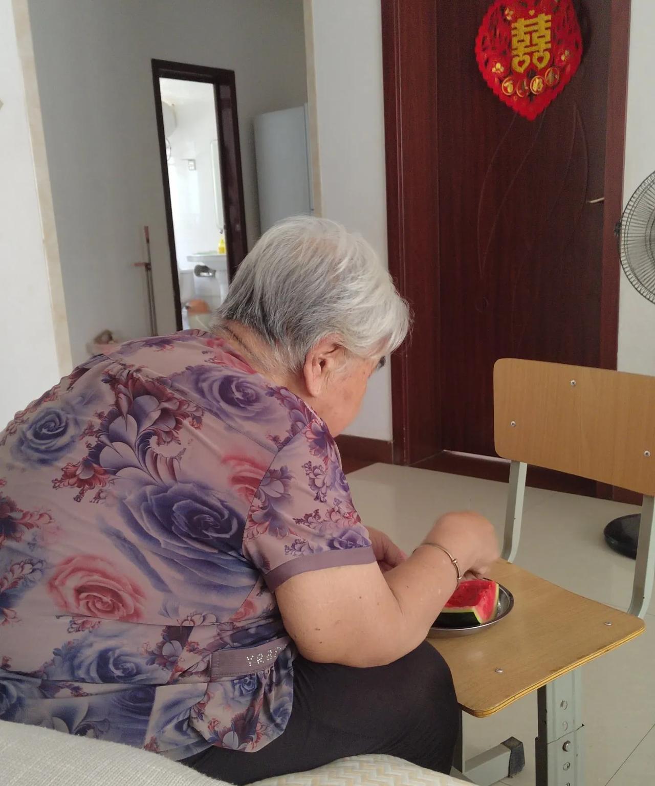 全职做家庭主妇的感觉还真不错。我和老伴儿都已退休，都没再找活干