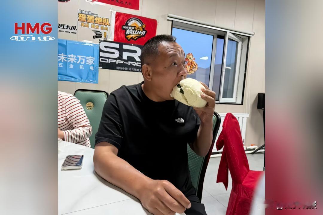 刷到于东来在沙漠里啃馒头那张照片，说实话，第一反应是：这人真能折腾。第二反应