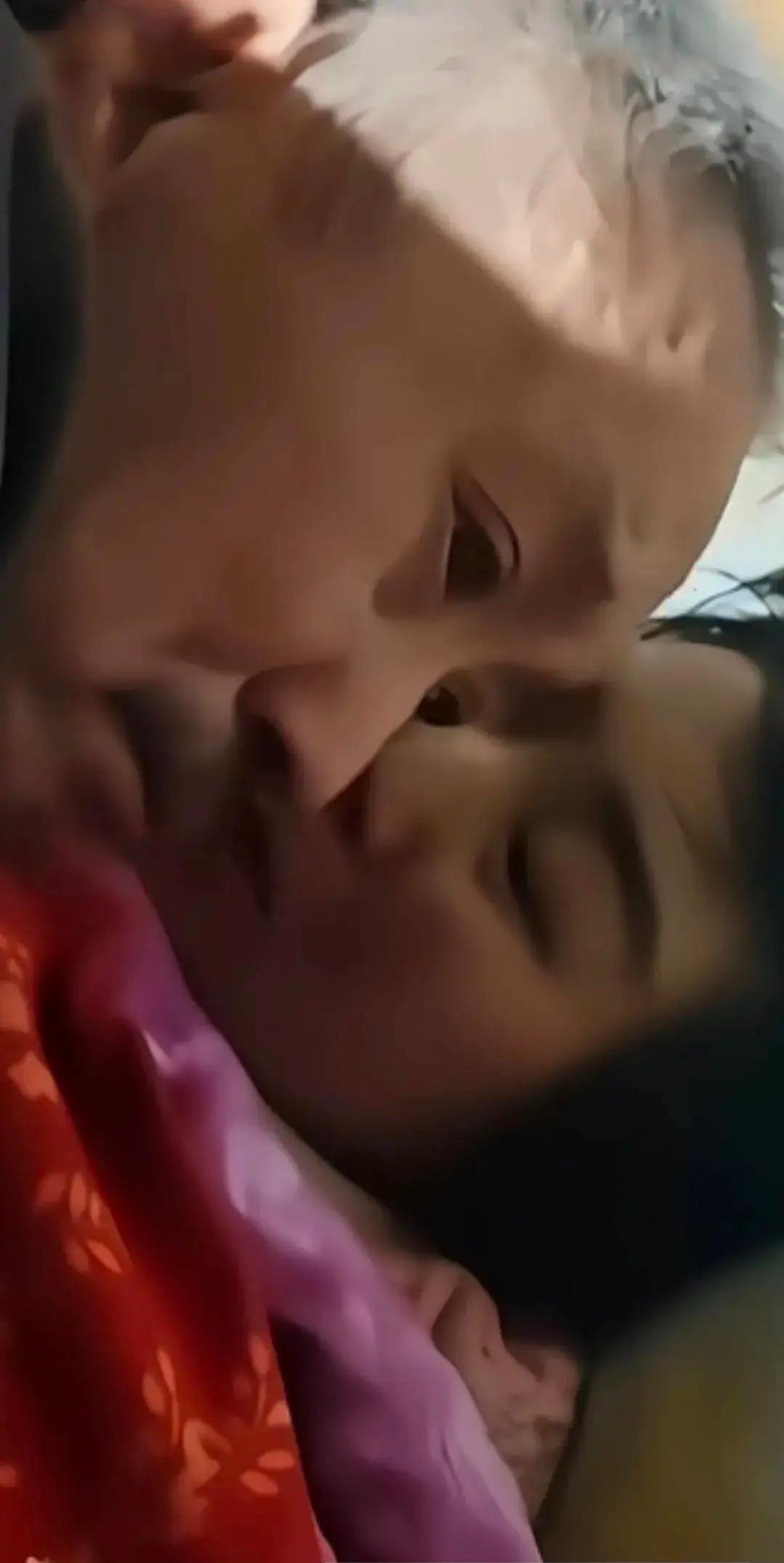 太扎心啦！痛的无法呼吸，女儿病危把父亲叫到跟前，吃力断续续的说：爸爸！趁我还有口