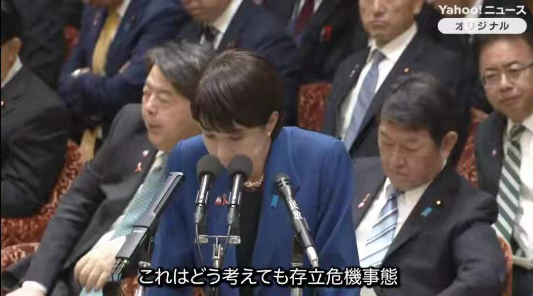 日本国脚三笘薰与一名小球员各自手持一张印有二战时日本军官小野田宽郎头像的卡片。