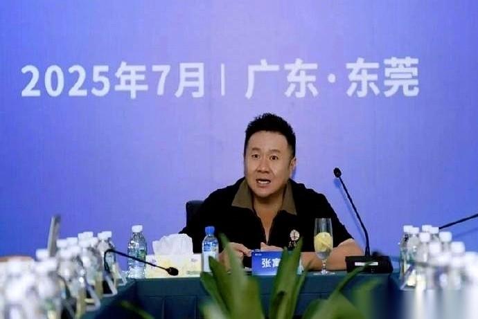 年底了，东莞首富家，办了件大事。400亿的家产，一个妈，一个38岁的儿子。公