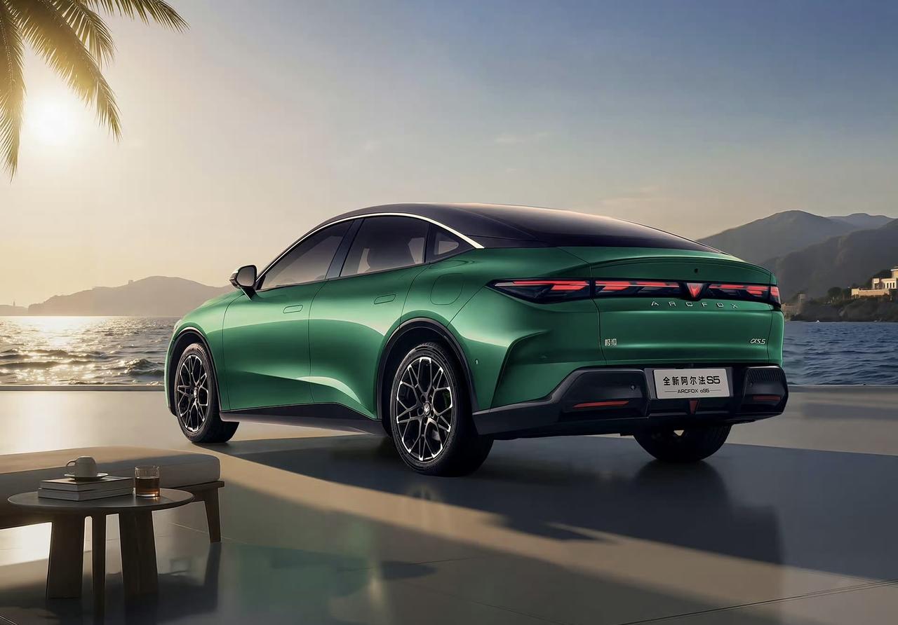 新款极狐阿尔法S5官图一出来就吸引了我。这颜值，我觉得挺能打的。它是中型轿车