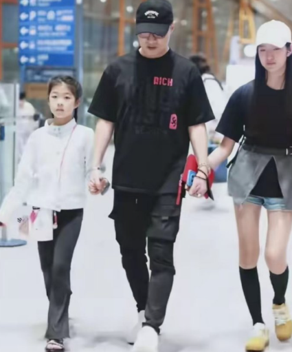 汪峰虽然有四段婚姻，对儿女都特别好，一家店铺买了四件衣服，10岁的醒醒梳着漂亮的