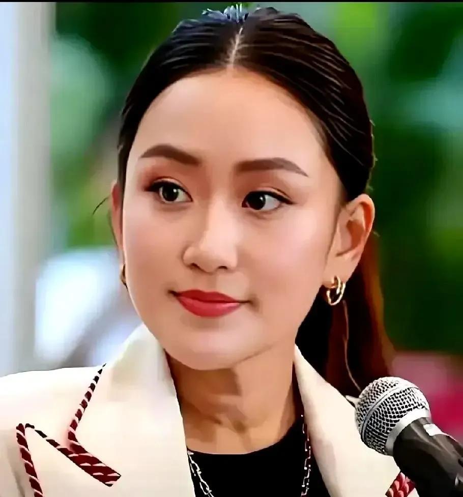 支持他信家族小伙伴们这次倒表现的挺安静，难道是以静制动吗？或者是对佩通坦重回总理