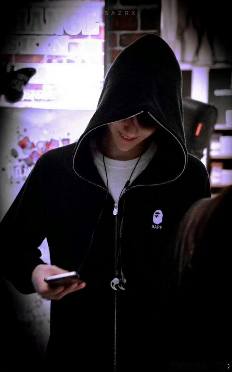 谁懂啊！考古到这组hoodie造型，直接被帅到失语！兜帽一拉，只露出一点下颌