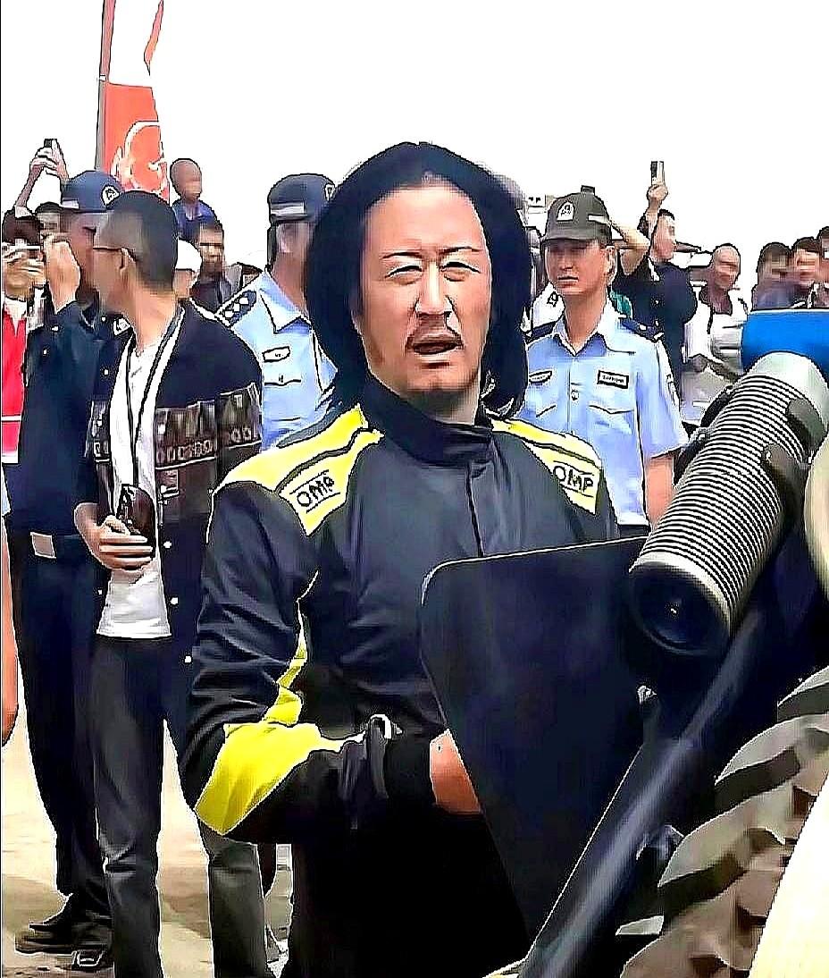 吴京把寸头留成披肩发，菜市场买菜都没被认出来——这画面本身就像一部短剧。导演