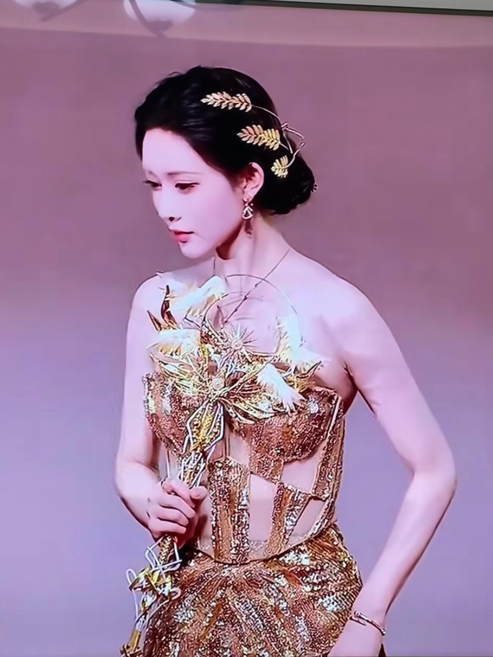 我要被孟子义笑死！！！她没有垫屁股哈哈哈刚上场好像在问：怎么了？哈哈哈哈哈哈哈