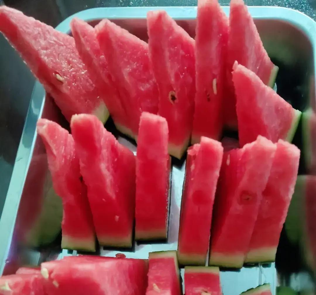 昨晚我正窝在沙发上啃西瓜，突然接到老家邻居婶婶的电话她张嘴就是要借两万块钱，