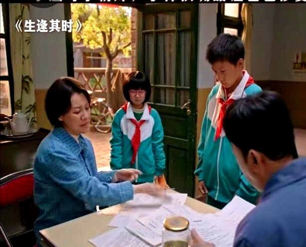 刘琳和郭涛又演两口子了，这次连遥控器都换不动台。新剧《生逢其时》一播，满屏串味。演技挑不出毛病，台词