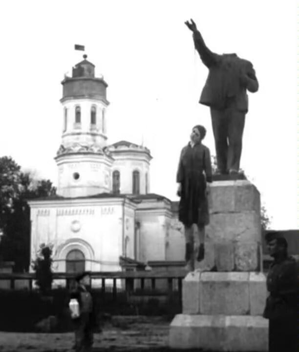 德占区，一名反抗的女教师，绞死在，被敲掉头的列宁像上。这么一看，苏军