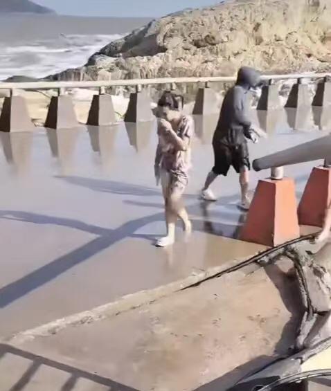 云南一家四口来浙江温岭石塘海边玩，一阵大浪打来，9岁孩子瞬间就被大浪吞没，还没等