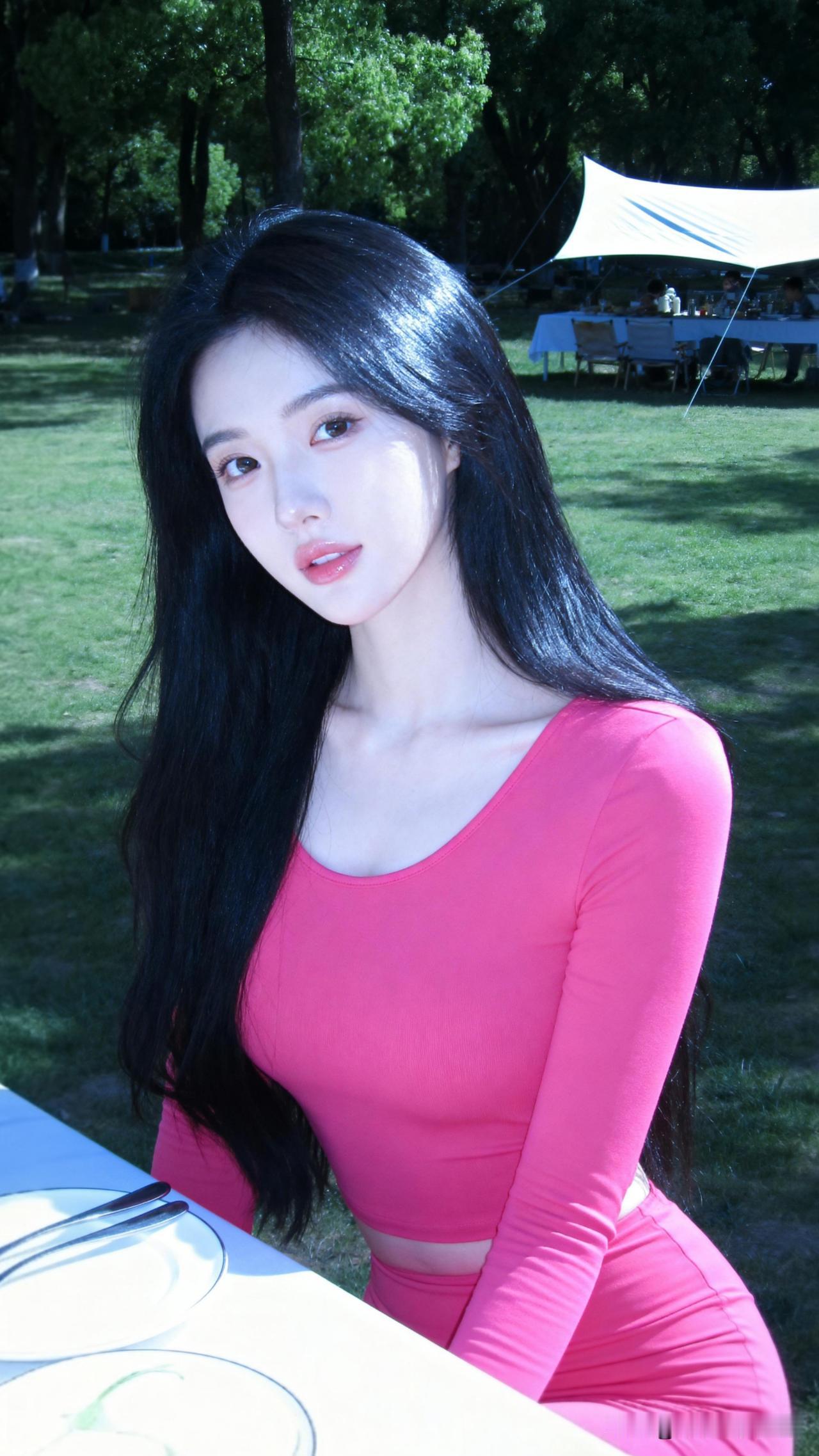 恭喜美人倚绿草，笑语盈盈暗香来。分享你镜头下的美好瞬间夏日野餐，粉嫩少女心🌸