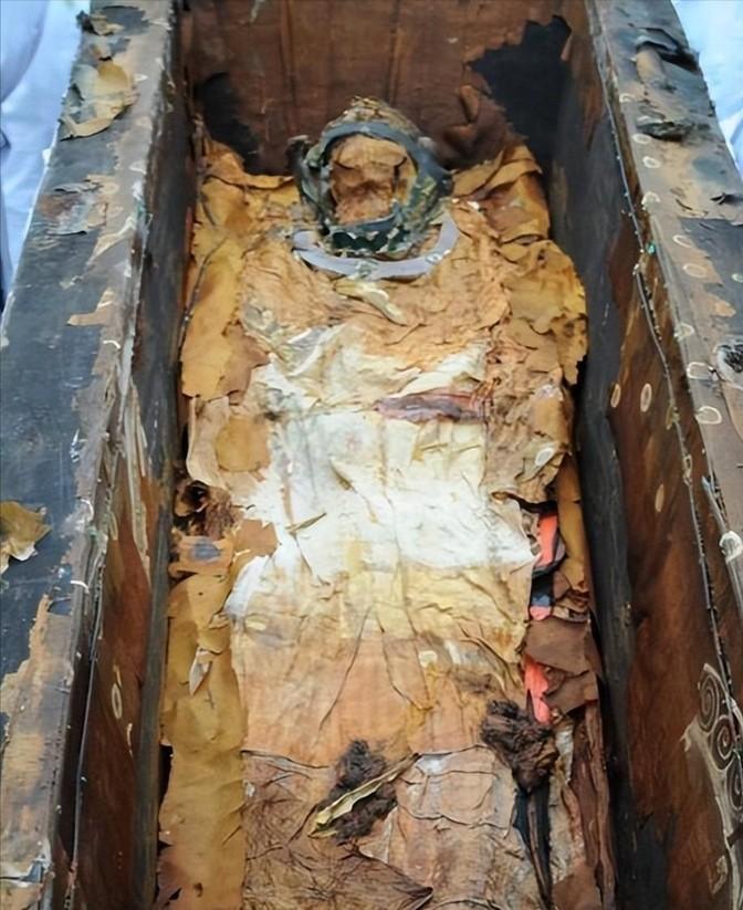 1956年，在郭沫若、吴晗的强烈要求下，国家同意了挖掘万历皇帝的陵墓，在打开棺材