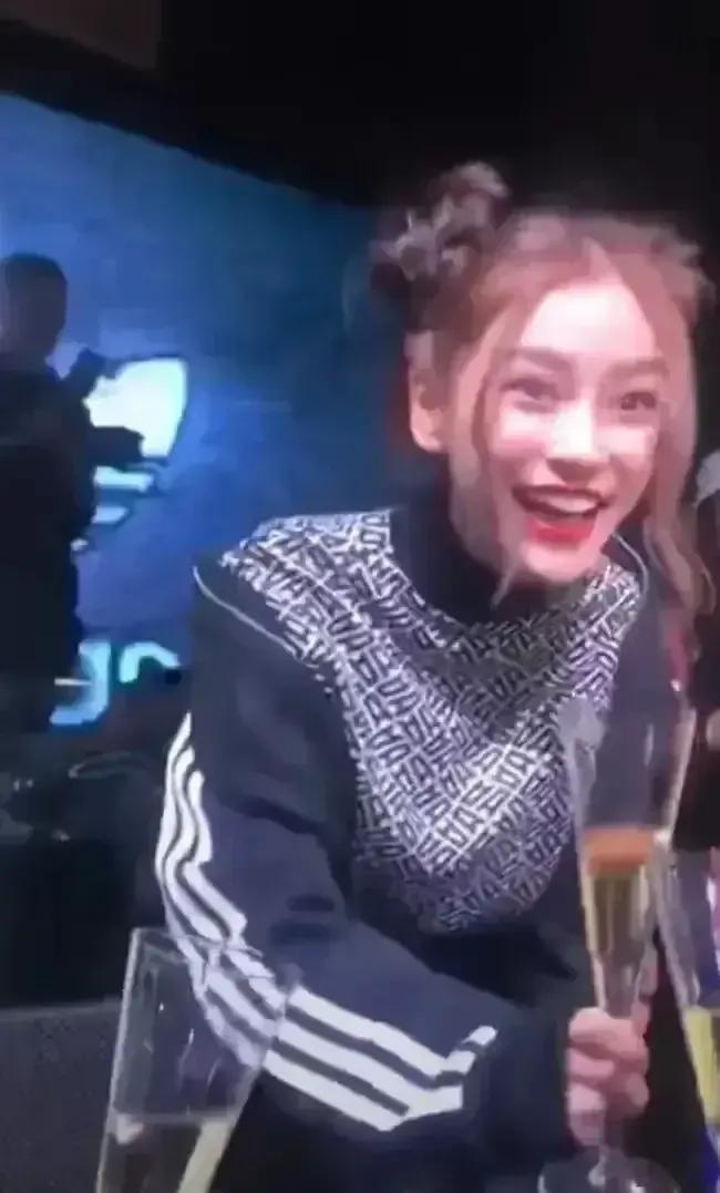 杨颖，你完美地演绎了对权贵的奴颜媚骨，简直让人不敢相信。谄媚的表情用在电视剧里就