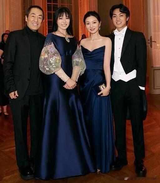 张艺谋、陈婷一家四口的全家福合影，女儿和儿子都长这么大了，他们女儿的颜值已经超过