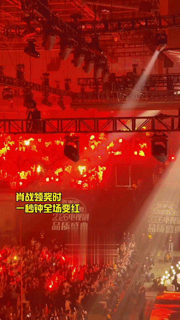 周奇看着肖战的眼神里全是欣赏，羡慕和向往！肖战应该是每个艺人心中的极致梦想了吧，