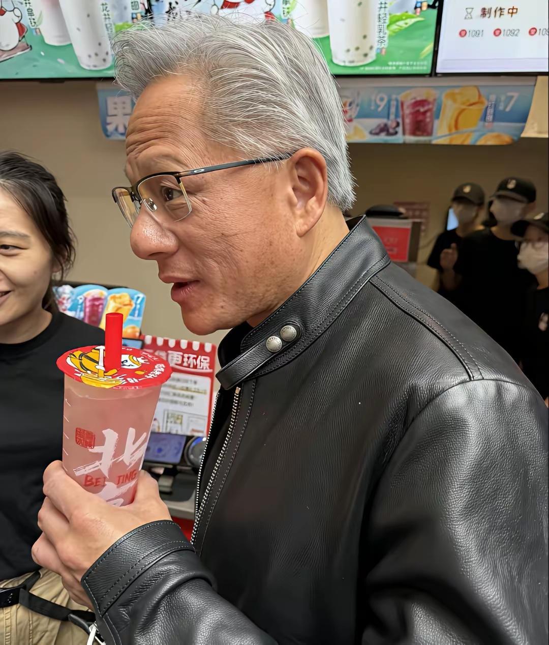 “皮衣刀客”黄仁勋的北京美食之旅5月15日，英伟达CEO黄仁勋来了趟不一样