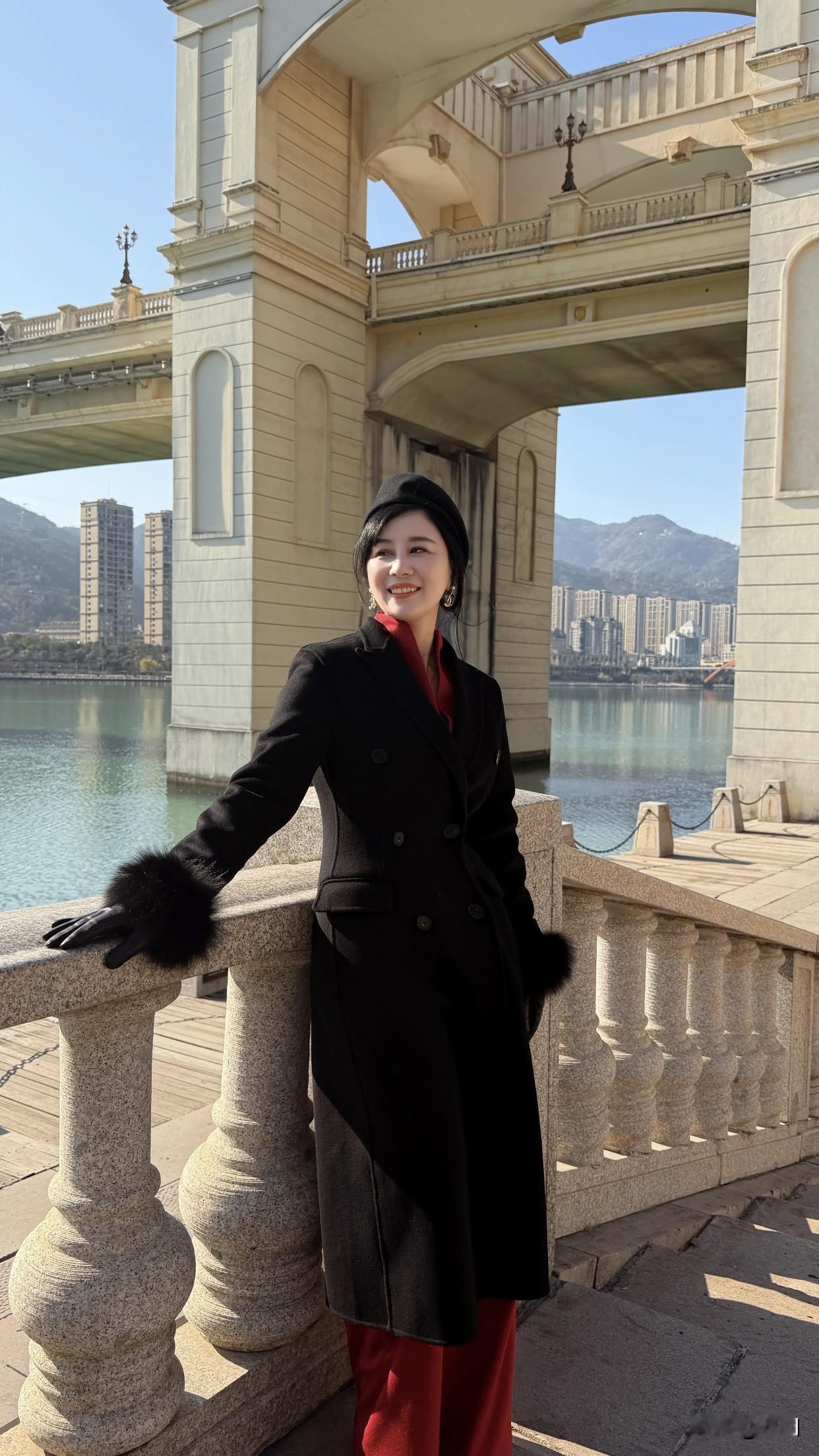 女人美不美，是以外貌为标准吗懂得尊重他人体现出的美，是外貌无法替代的。