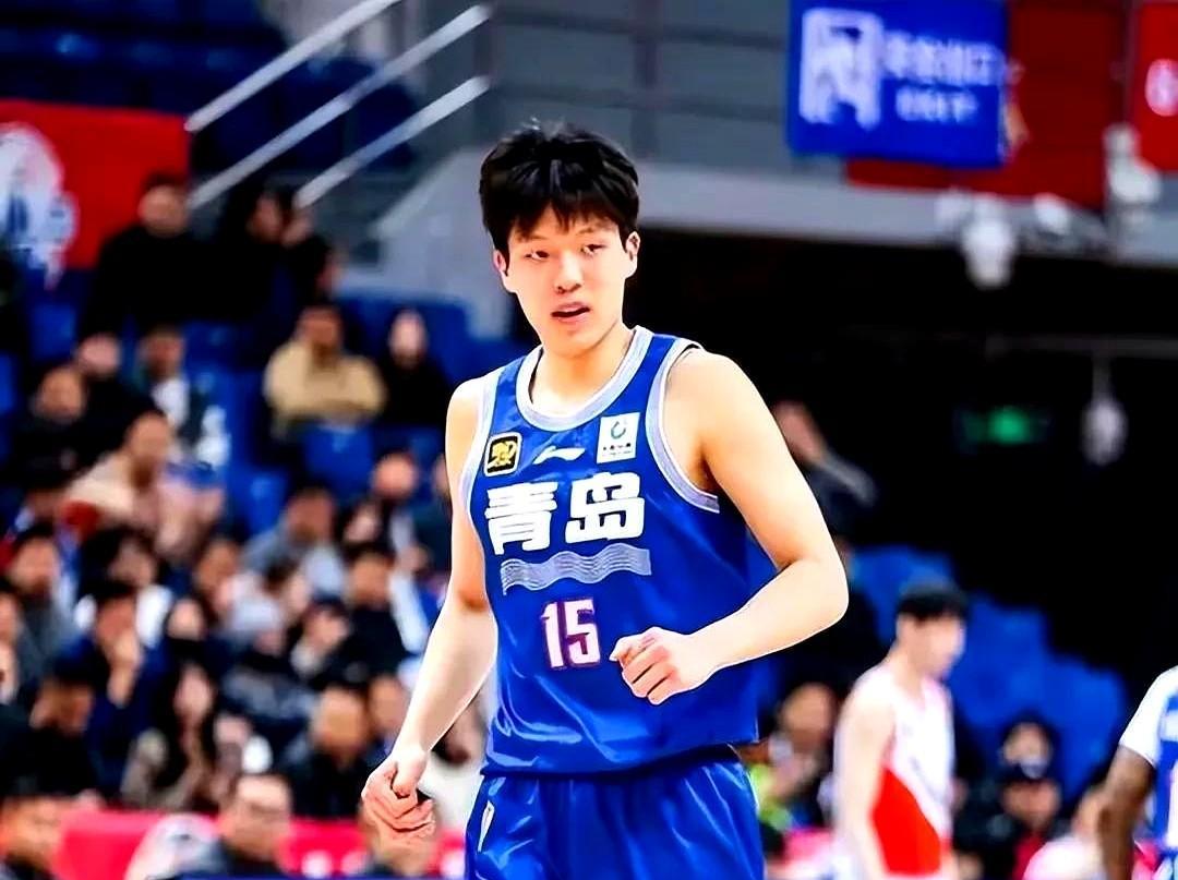 最近消息有点儿意思啊！芝加哥联合试训名单里81号人，大个子就四个！19岁的杨