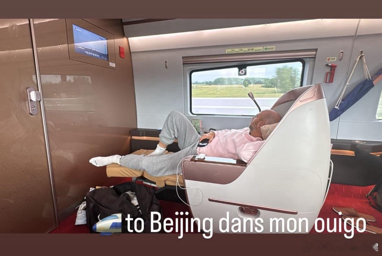 一大批外国球员在中国见闻，佩古拉晒出中国粉丝送的礼物，是你们谁送的？马纳里诺乘坐