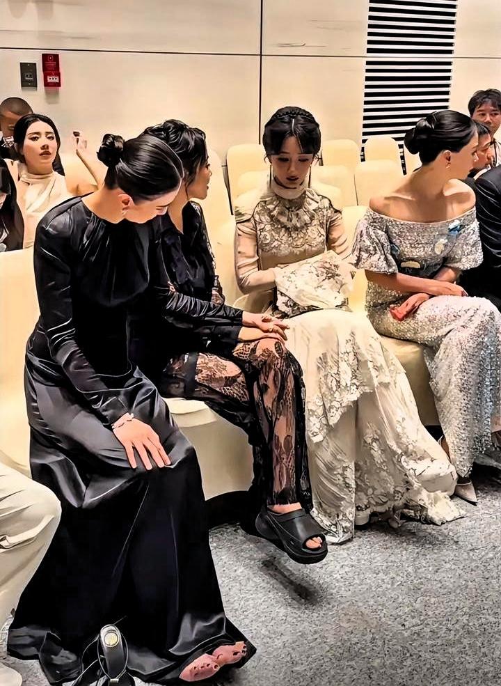 闫妮、杨紫、蒋欣在白玉兰后台聊天，宋佳把鞋脱了。她坐那儿，一边跟闫妮说话，一