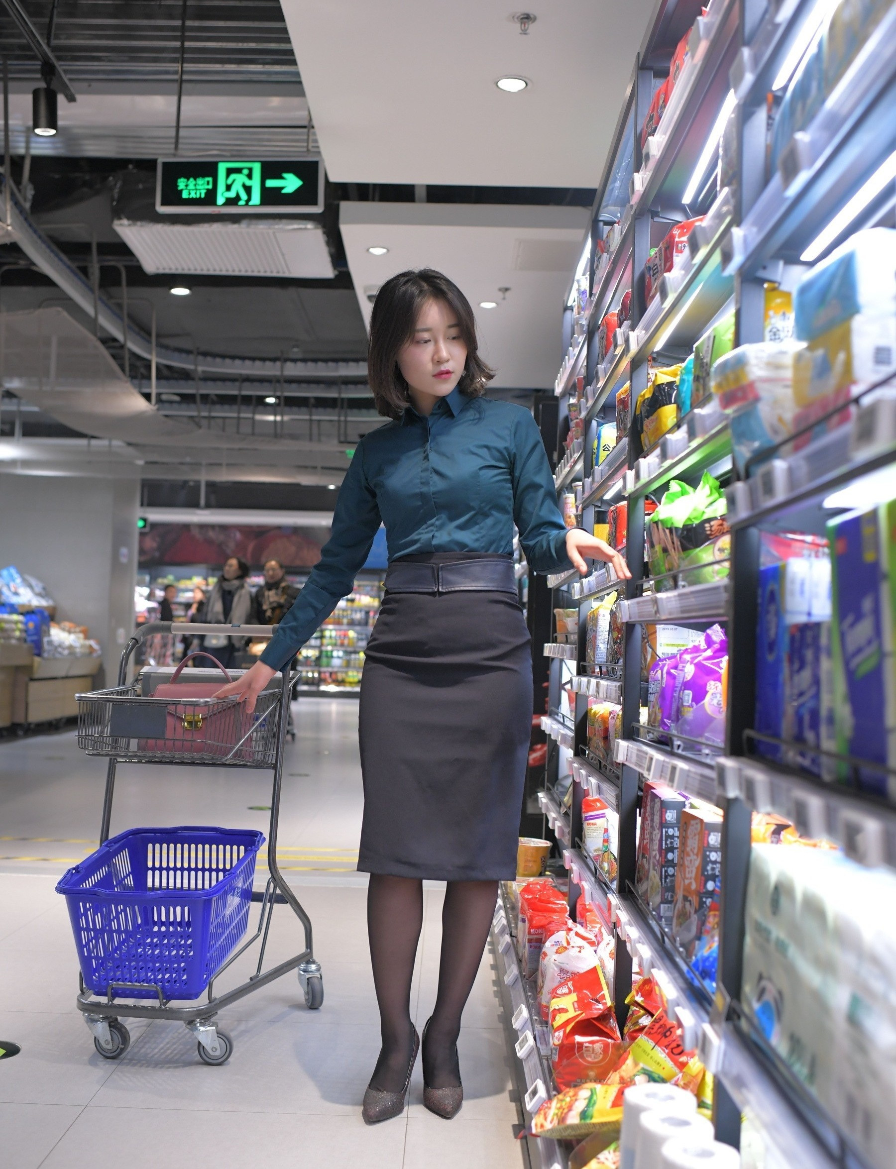 商场偶遇气质美女，这应该是刚下班的小姐姐。