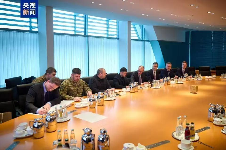 球彻底踢给俄罗斯！美乌柏林会谈获重大进展，泽连斯基作出重大让步！就在本周日