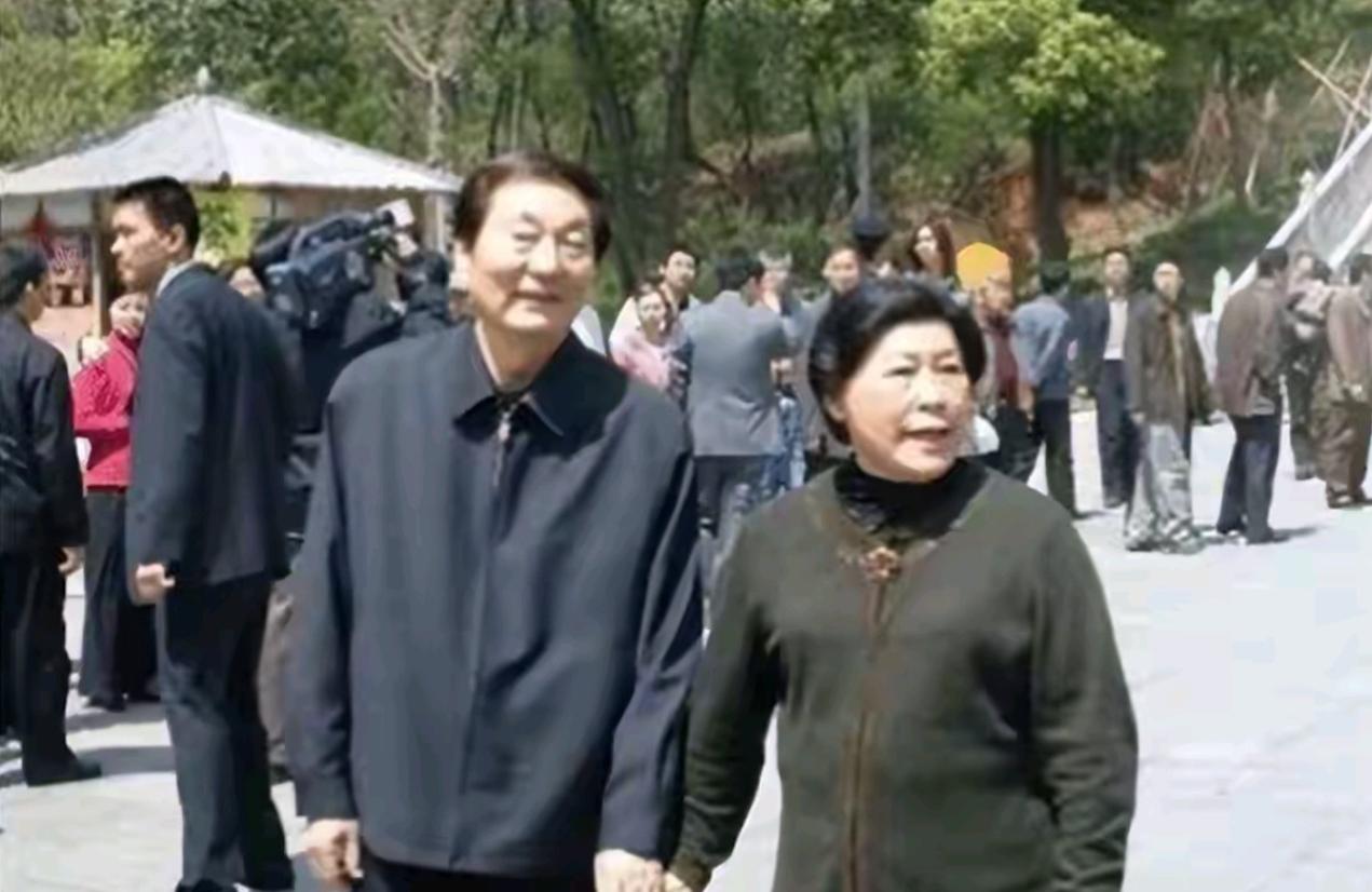 铁汉也有柔情。朱老和劳安的相识，还得感谢一个人——劳安的哥哥劳特夫。劳特夫是