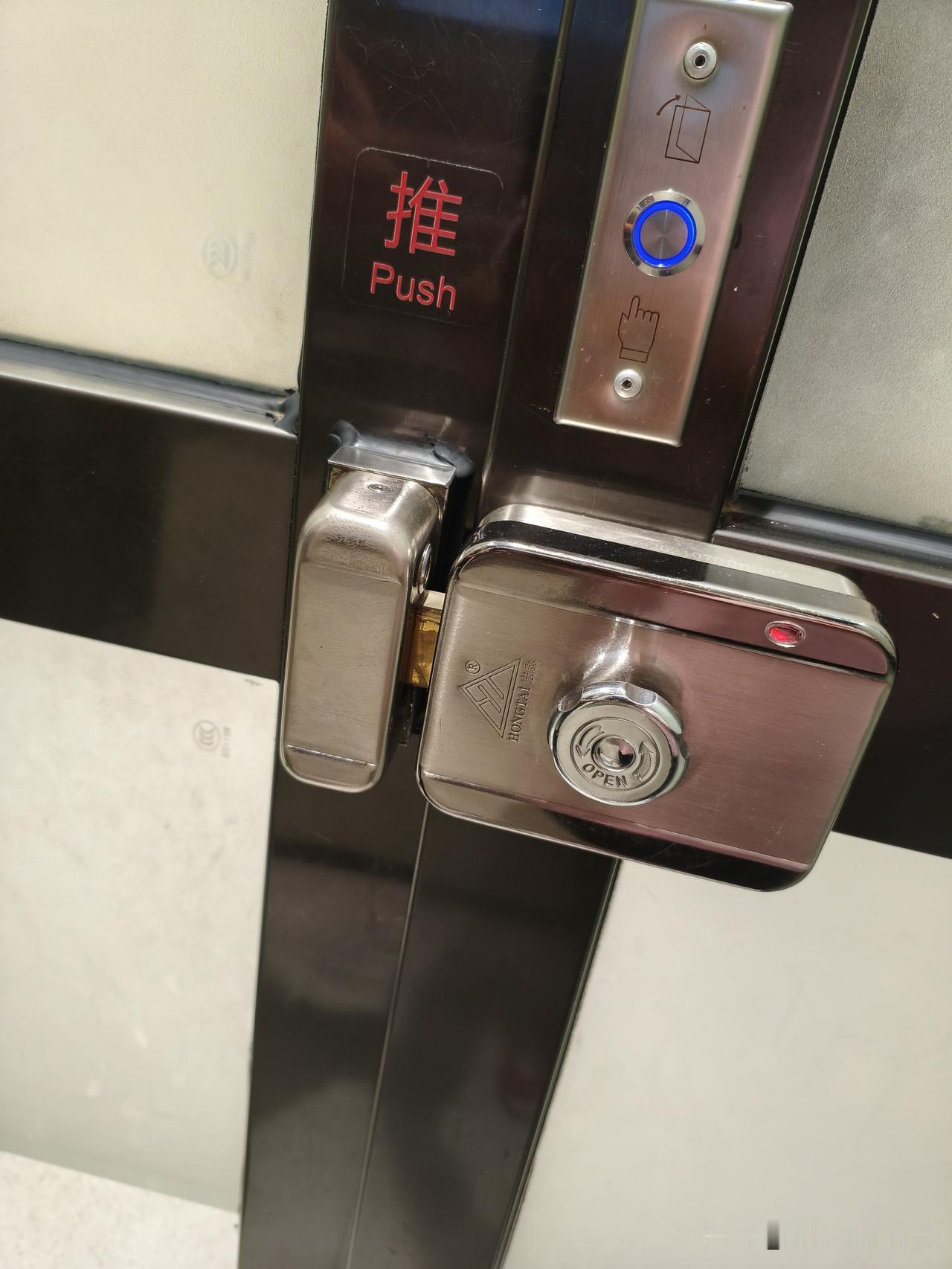 昨天晚上，我去西安的招商银行取现金，准备明天去参加别人的婚礼。在自助柜员机取