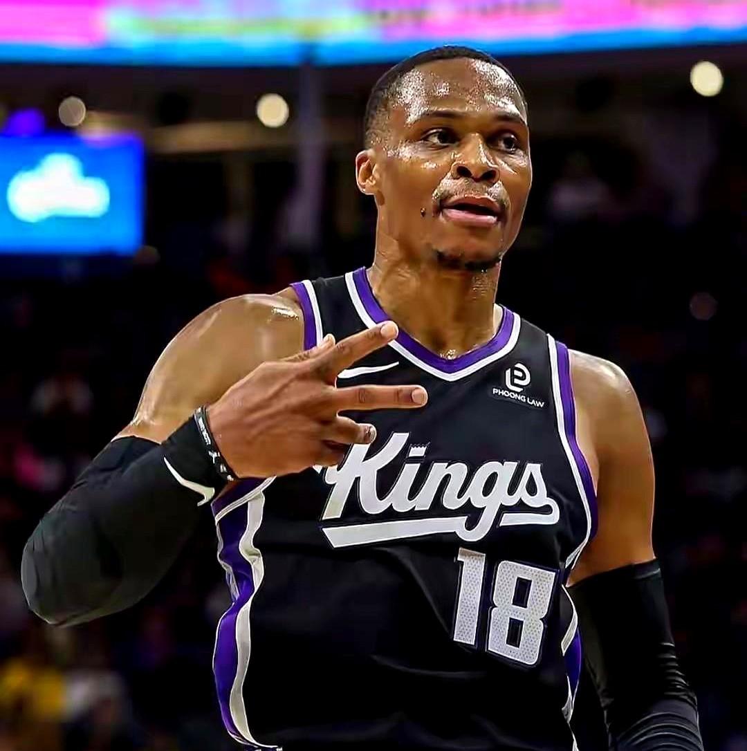 威少又整出大动静了！刚在对阵勇士的比赛里砍28分10篮板12助攻，达成生涯第