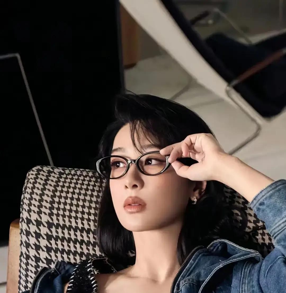 杨紫在直播间喊出“戒色”俩字时，我就觉得这事儿不简单话音刚落，肖战那边就官宣了张艺谋监制的新电影《星