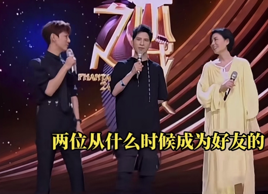 何炅：“两位从什么时候成为好友的？”大张伟：“其实我跟菲姐的这个友谊呢，就跟世界杯一样，就这一个多月