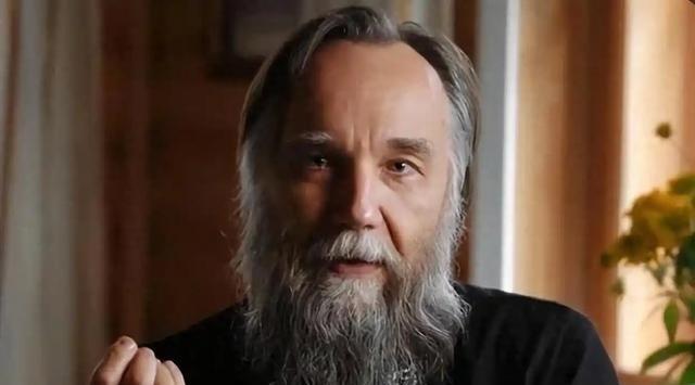 普京身边最信任的那个“大脑”杜金，最近又放出了一段让世界后脊发凉的狠话。他直言，