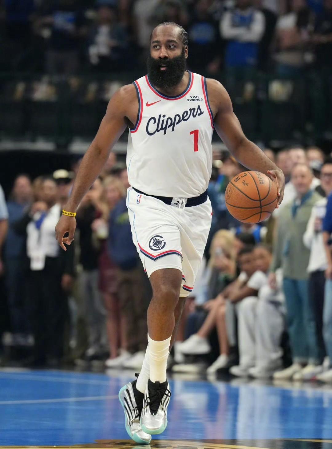 登哥离开吧快船双加时力克独行侠、终结六连败的胜利，是哈登“燃尽自我”拼来的。4