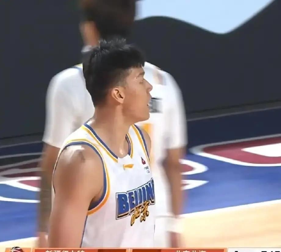 外援把水瓶砸向主帅，只罚5万？CBA这账算得精。第三节暂停时他抓起水瓶扔向