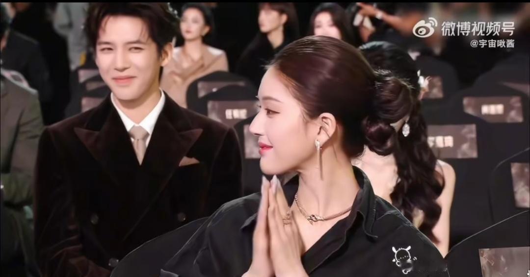 直播镜头定格在那对视的0.5秒，10亿话题瞬间炸了。弹幕疯涌：“心脏骤停！”