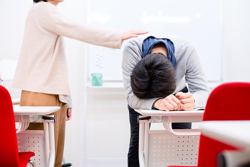 学生睡觉教师叫他，是惊吓。批评，是伤自尊。不管，领导骂你失职。可万一出事的，