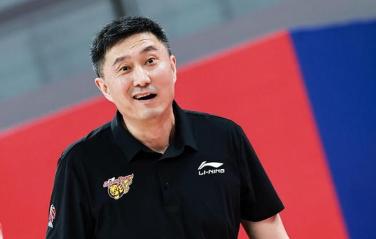 2米26潜力新星，不培养被弃用在板凳上一整年。广东内线小霸王徐昕拒绝续约，理