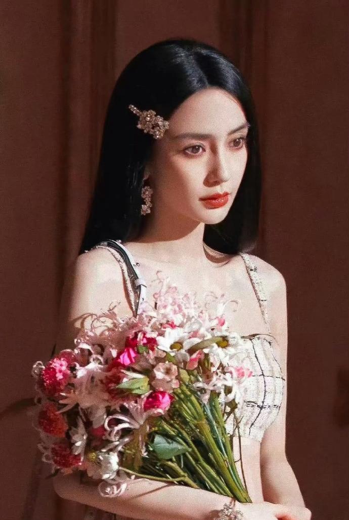 邓超在五哈玩游戏听声音猜人的时候，cue了Angelababy。有人避之不及，