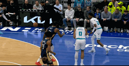 这小子🈶点虎🐯！三球场边救球同自己的主教练相撞亲密接触，紧急返回更衣室处理。