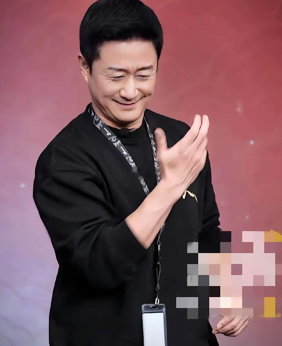 吴京这波真的笑不活了！万万没想到为了宣传电影《镖人》，52岁的硬汉居然被逼着跳刀