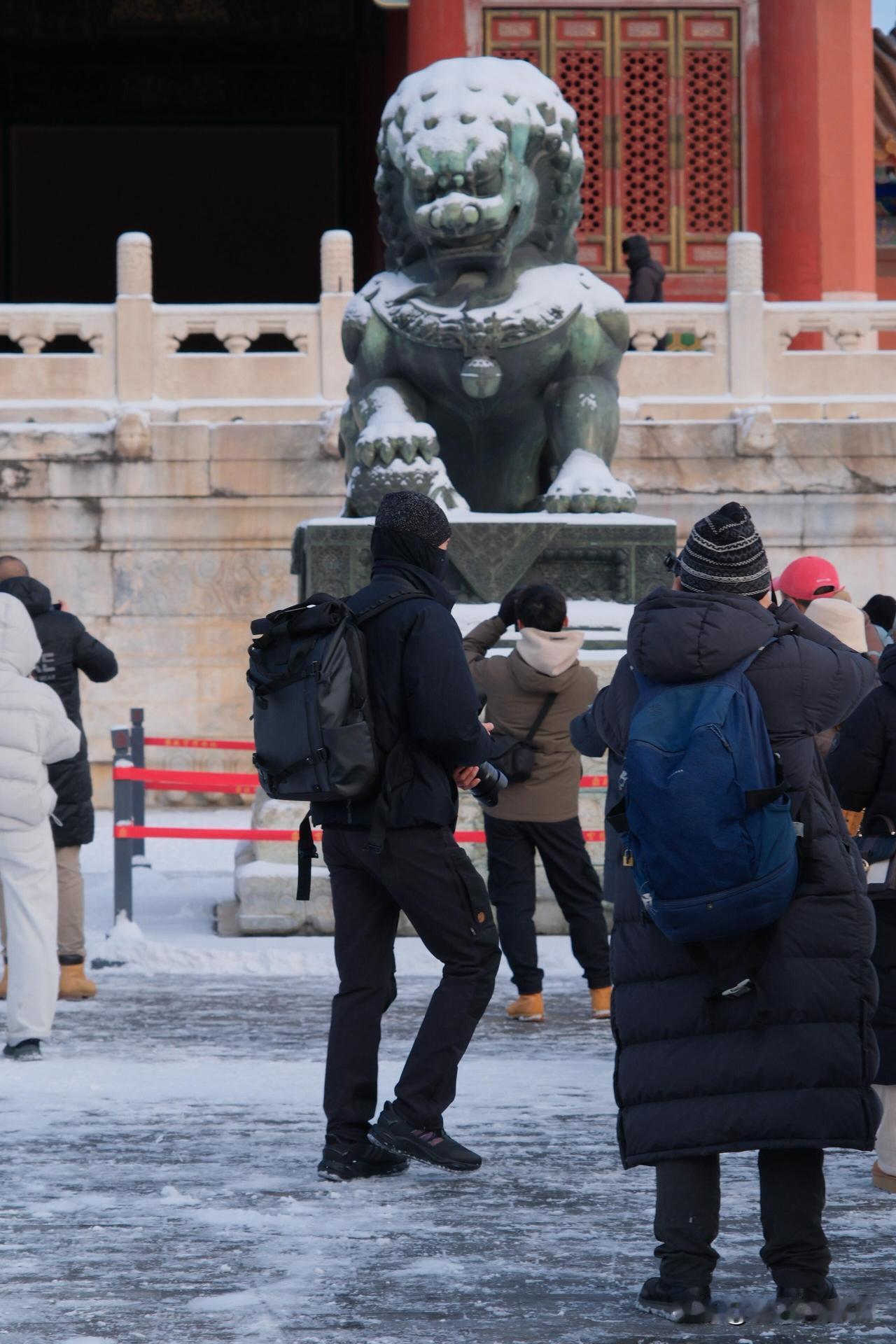 李现拍的雪后故宫，红与白的碰撞，古典与镜头的融合，太美了～故宫偶遇李现李现
