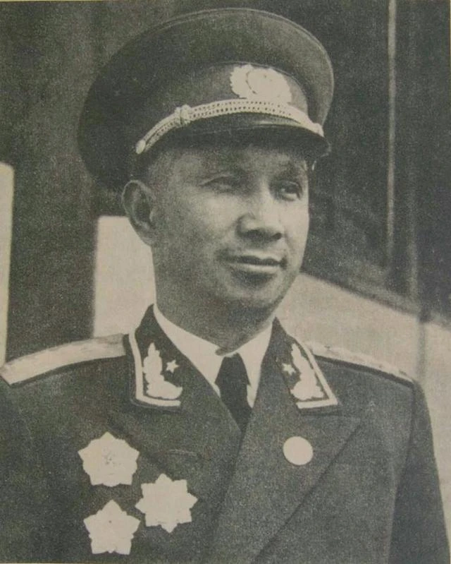 1942年，日伪军中将派人给粟裕送了一包烟，粟裕觉得很奇怪，可当他打开香烟后，不