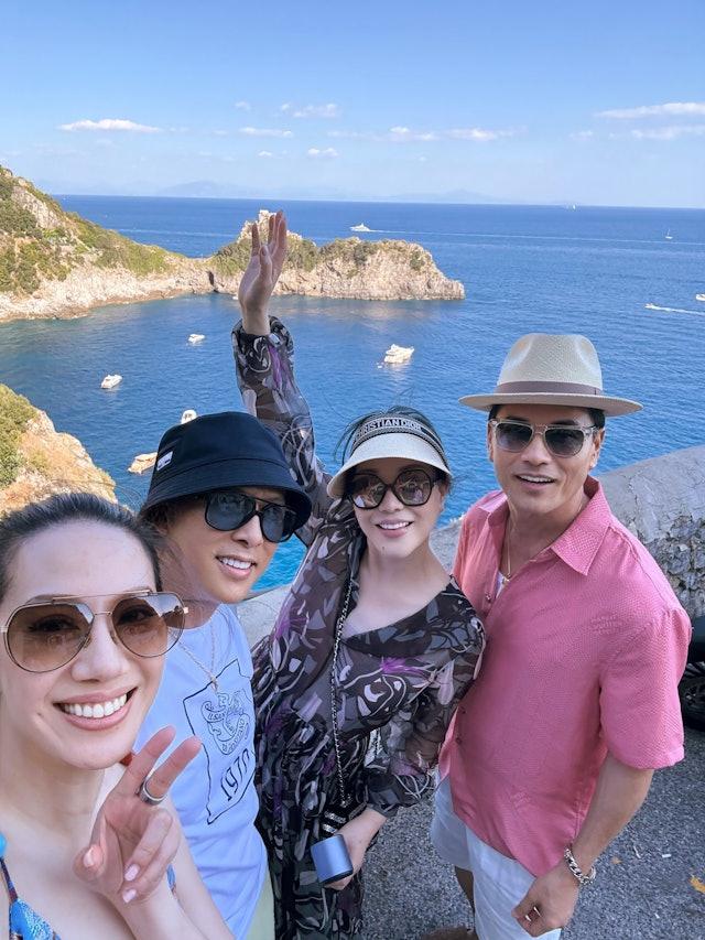 现年68岁的吕良伟与太太杨小娟结婚多年恩爱如昔，两公婆经常出双入对，羡煞旁人。早