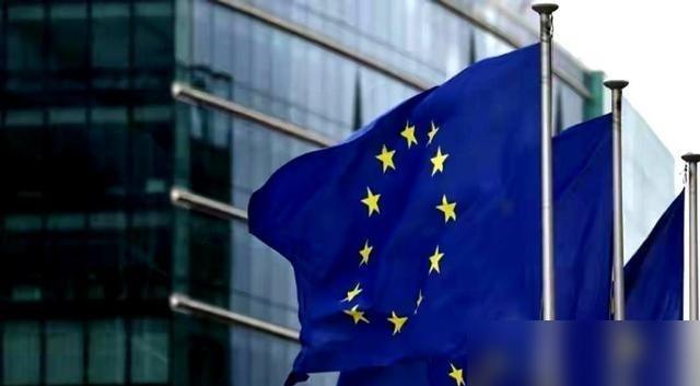 德国那个老太太，默克尔，一出山就直接掀了桌子。真敢说啊，点名道姓，就差没指着鼻子