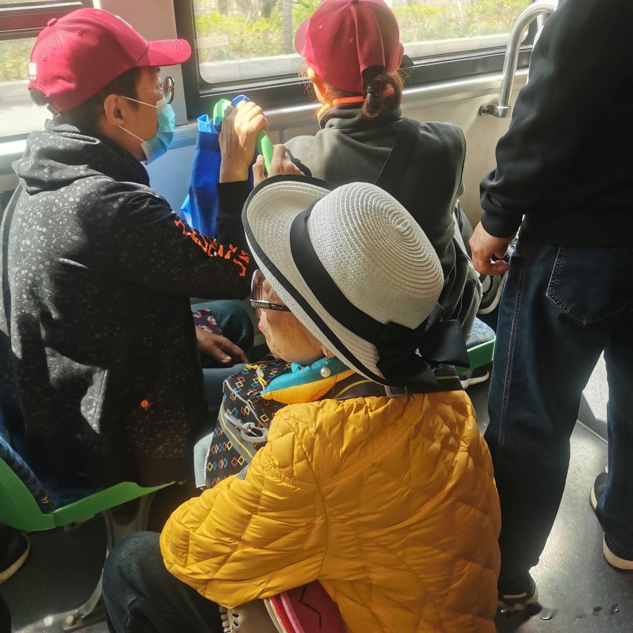 头几天，我在棠梨湖公园坐535路公交车，车上的人很多，都是老年人一位年近70