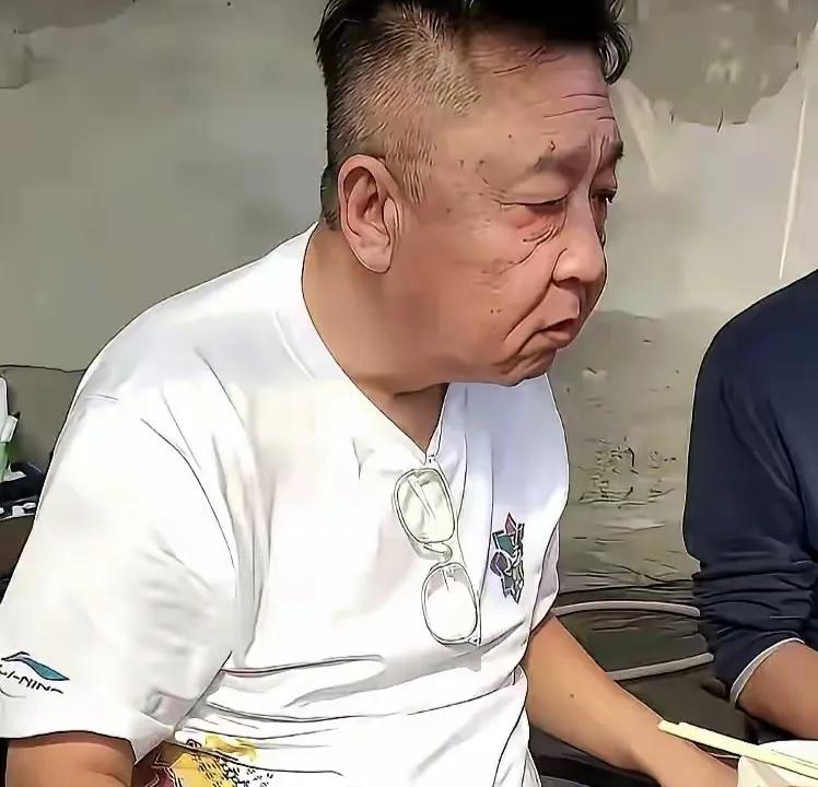 于谦的酒桌上，永远都是一碟花生米、一小撮咸菜丝、配上半杯小酒于谦那张饭桌的照片