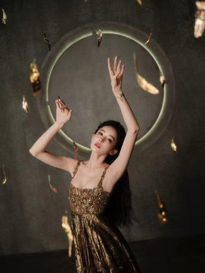 娜扎下台崴脚了微博之夜突发状况，娜扎身着绝美鎏金长裙踩超高跟下台时不慎崴脚，看